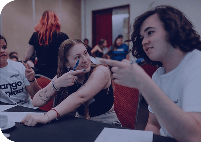 Estudiantes colaborando en Solve for Tomorrow